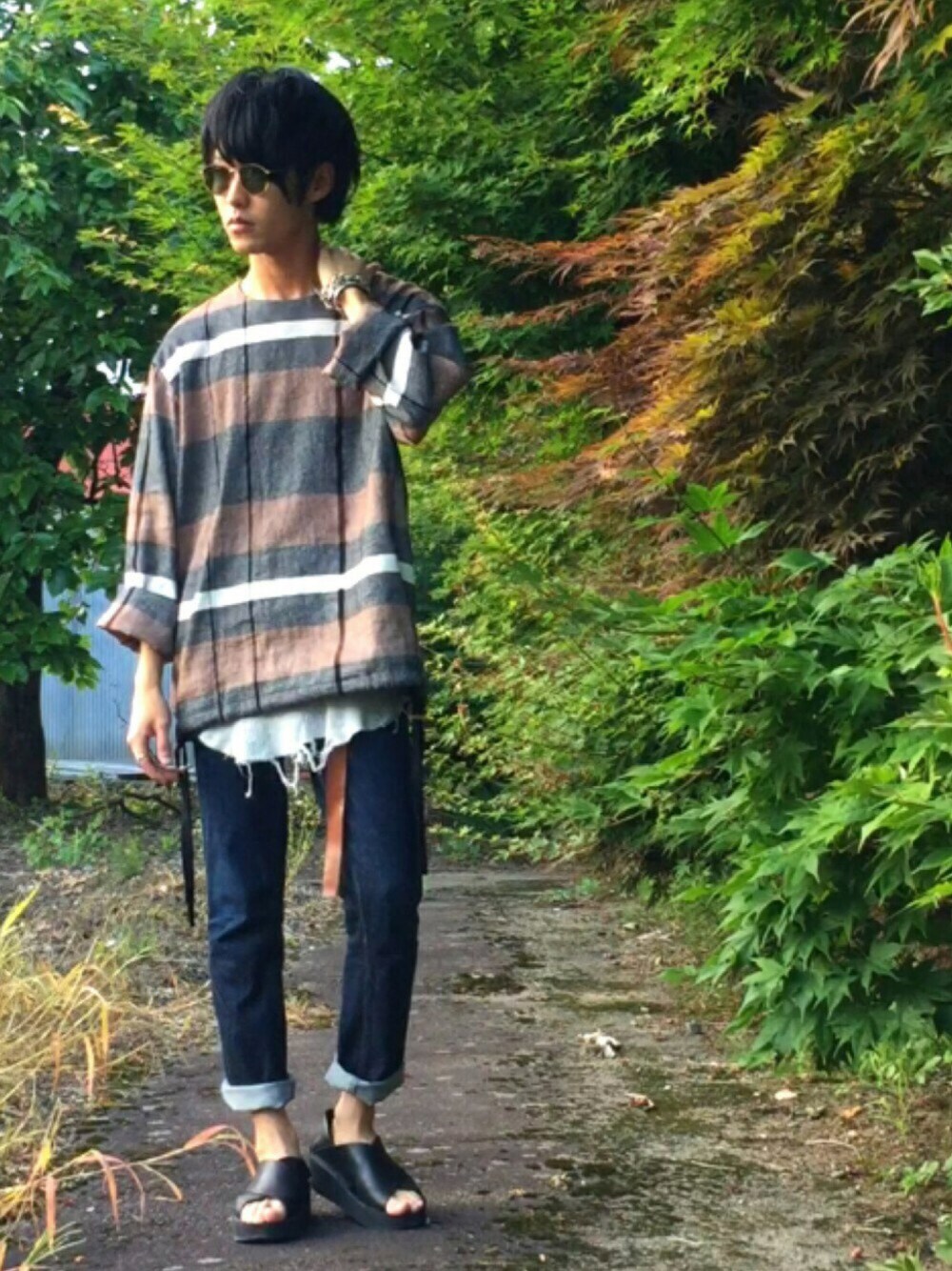 ブラウン系のパーカー、グレー系のタンクトップ、ブルー系のデニムパンツを着用したメンズの夏コーディネートの1枚目の写真