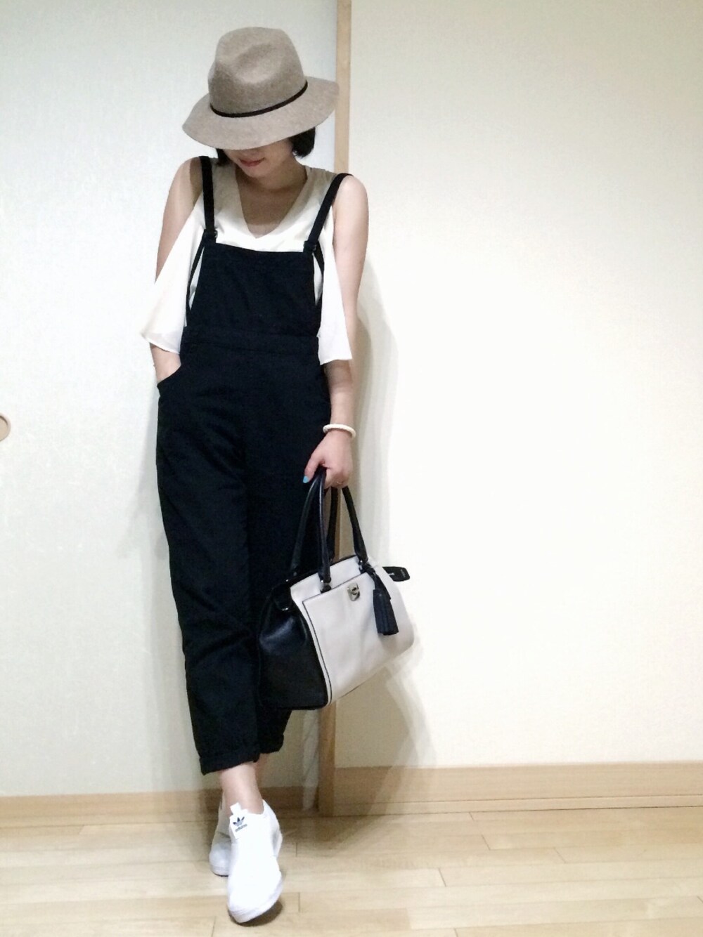 ホワイト系のスリッポン、ホワイト系のシャツ/ブラウス、グレー系のハンドバッグを着用したレディースの夏コーディネートの1枚目の写真