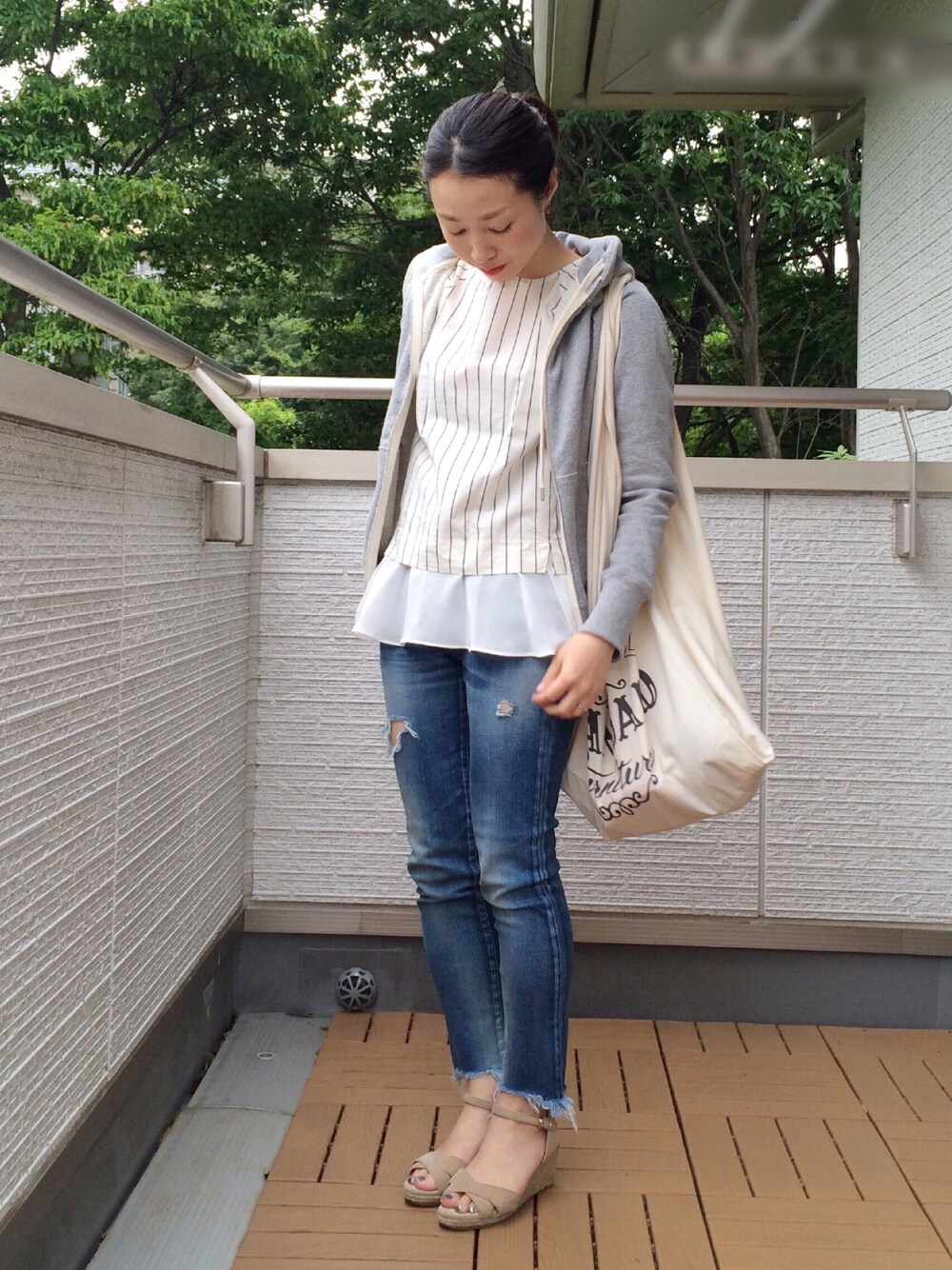 ブルー系のデニムパンツ、ホワイト系のシャツ/ブラウス、ベージュ系のサンダルを着用したレディースの夏コーディネートの1枚目の写真