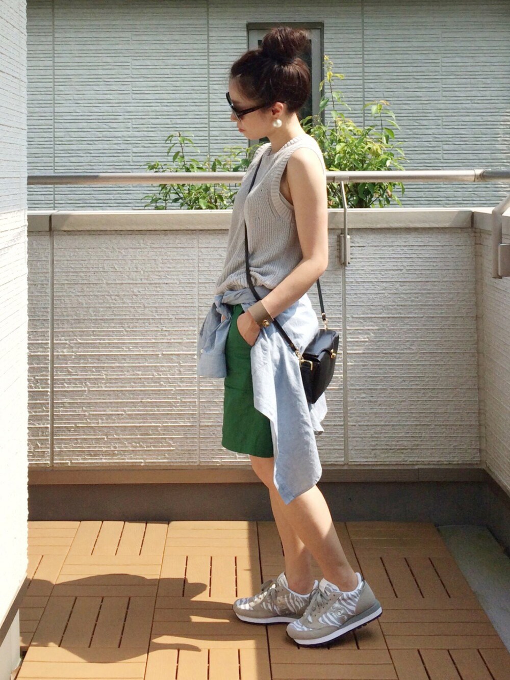 グレー系のスニーカー、ブルー系のシャツ/ブラウス、グリーン系のその他パンツを着用したレディースの夏コーディネートの1枚目の写真