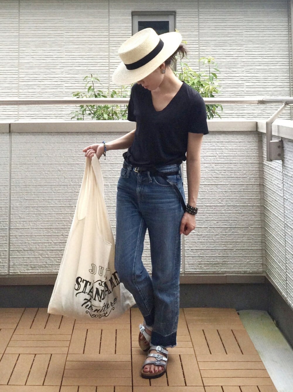 「夏、シンプル、Tシャツ、黒、デニム、VネックT、7月WEAR夏のサンダル祭り、ちびっ子同盟、チビーズ✳︎、軍曹の、俺のTシャツ×デニム祭り」｜「よこのアイテム（フィギュア、ブラック系）」を使った、Kay-teeeさん（レディース・150cm）の夏コーディネートの1枚目の写真