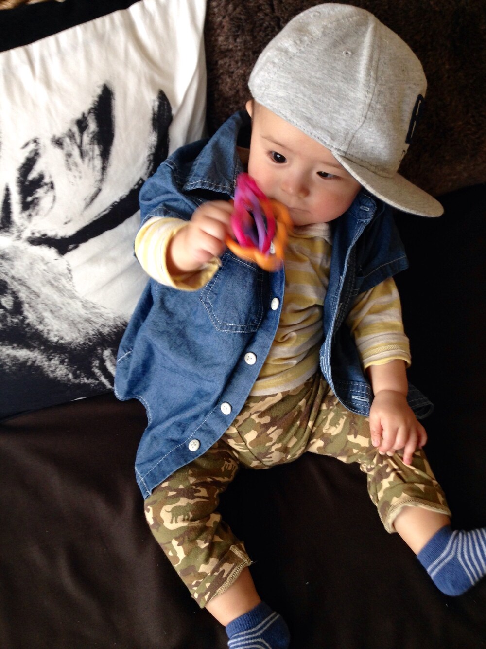 ブルー系のシャツ/ブラウス、イエロー系のTシャツ/カットソー、グリーン系のレギンス/スパッツを着用したキッズの春コーディネートの1枚目の写真