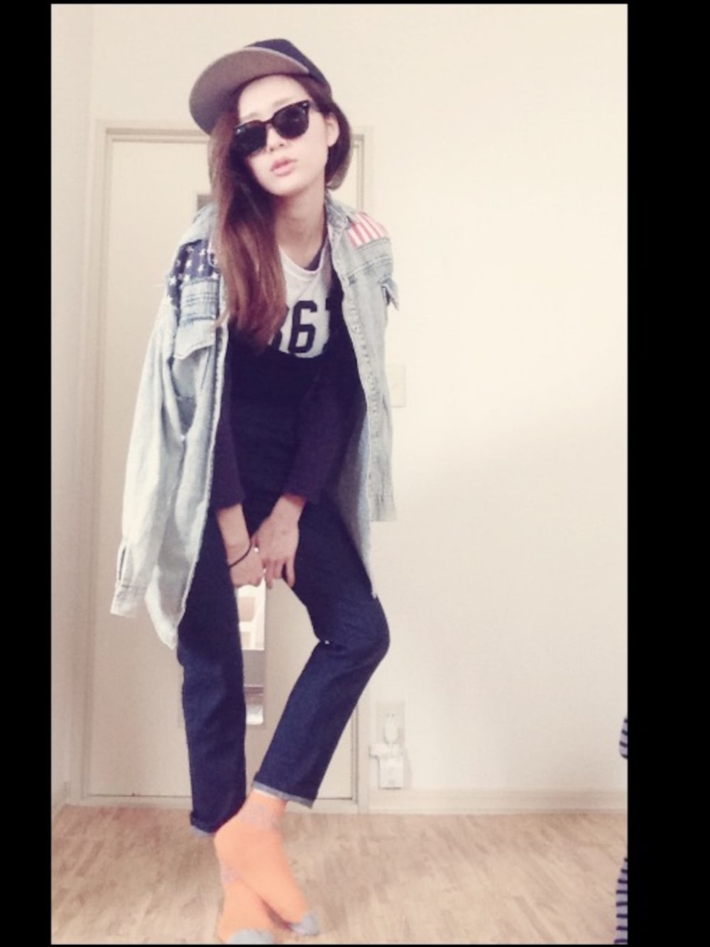 ブルー系のサロペット/オーバーオール、ブルー系のシャツ/ブラウス、ブラウン系のサングラスを着用したレディースの春コーディネートの1枚目の写真