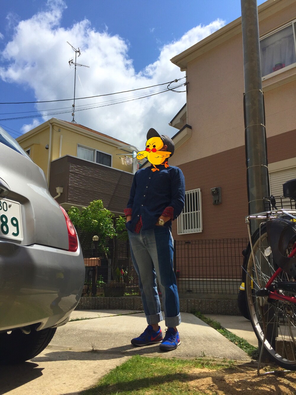 ブルー系のシャツ/ブラウス、レッド系のシャツ/ブラウス、ブルー系のデニムパンツを着用したメンズの夏コーディネートの1枚目の写真