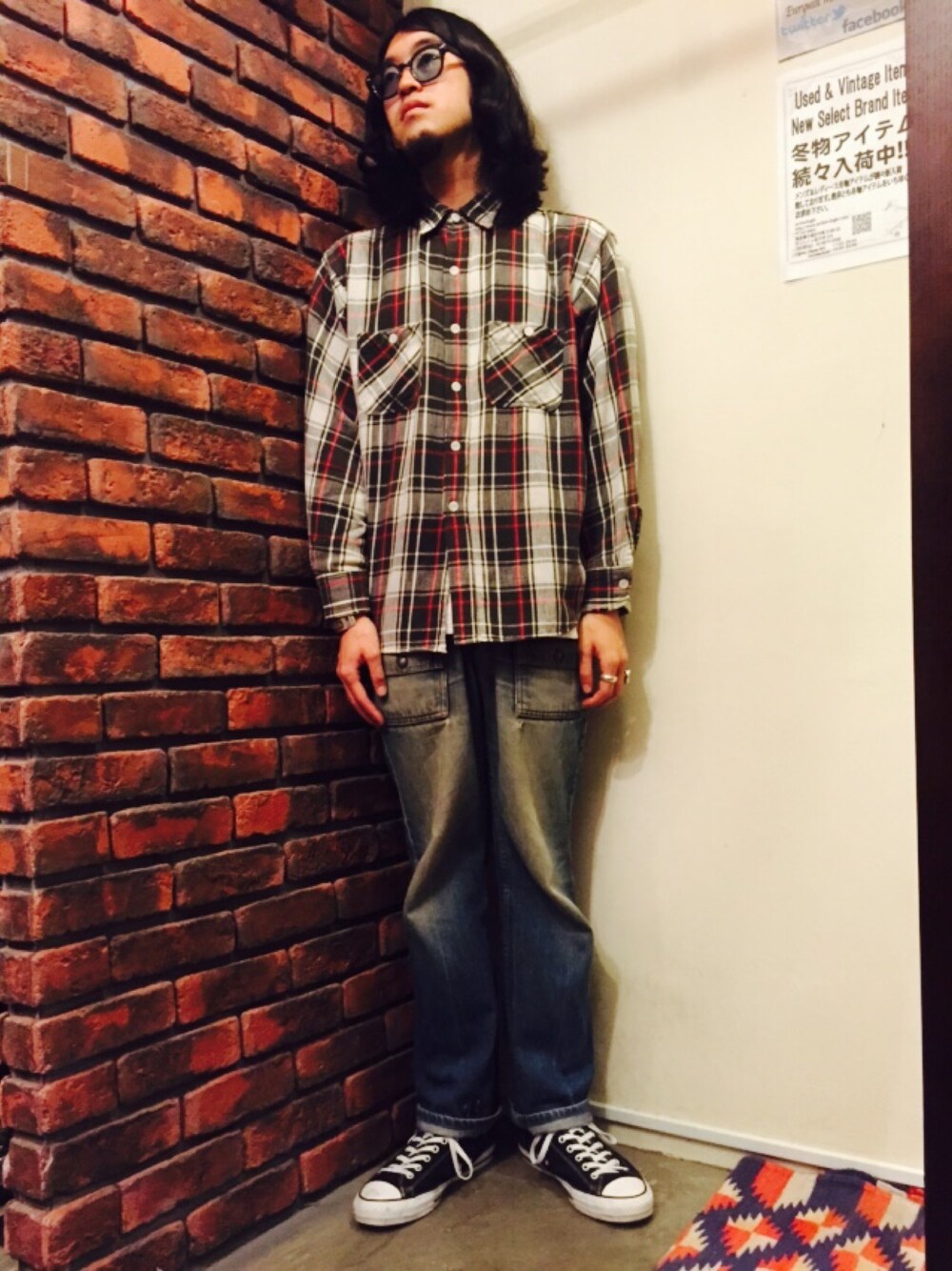 ブラック系のシャツ/ブラウス、ブルー系のその他パンツ、ブラック系のスニーカーを着用したメンズの秋コーディネートの1枚目の写真