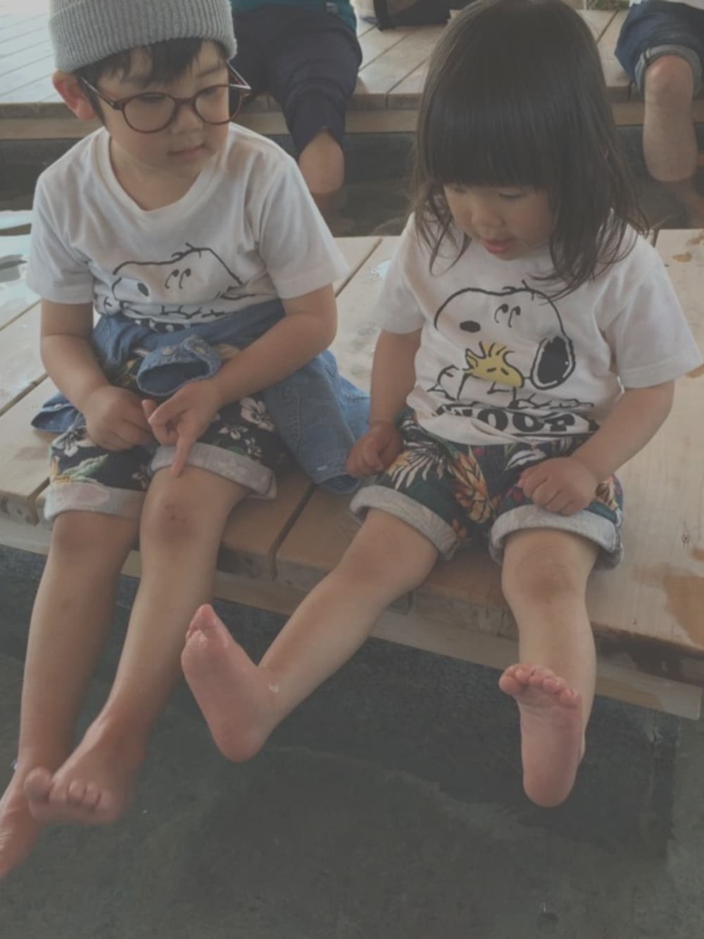 「UNIQLO、スヌーピー、花柄パンツ、おそろいコーデ」｜「CONVERSEのBABY ALL STAR RZ/ベビー オールスター RZ（スニーカー、ホワイト系）」を使った、えちこ♡さん（キッズ・100cm）の春コーディネートの1枚目の写真