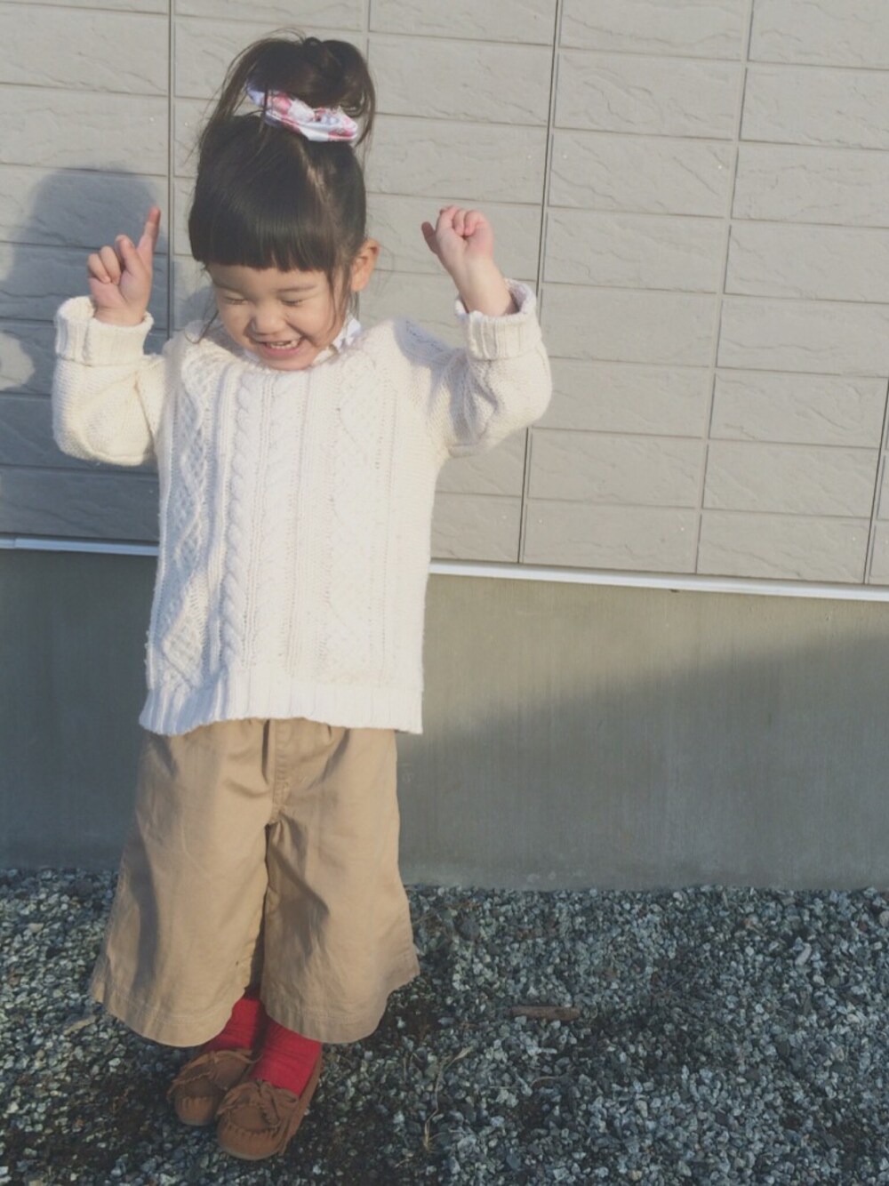 「ガウチョパンツ、ケーブルニット、プチプラ、韓国子供服、ニット、モカシン、赤い靴下、キッズファッション、おんなのこ」｜「babyGAPのアイテム（ニット/セーター、ホワイト系）」を使った、えちこ♡さん（キッズ・100cm）の秋コーディネートの1枚目の写真