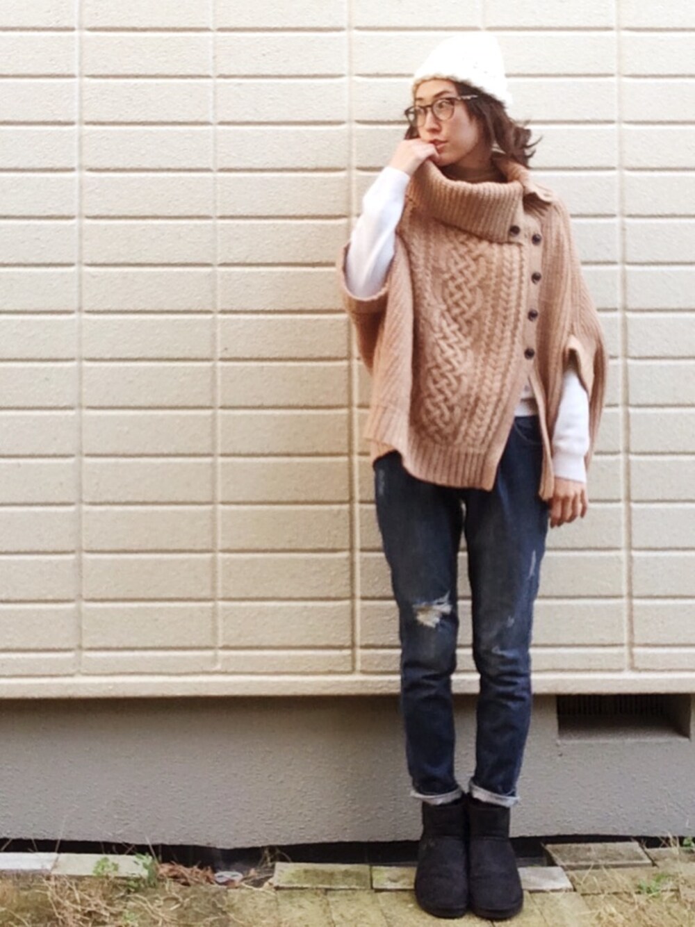 ブルー系のその他パンツ、ホワイト系のニットキャップ/ビーニーを着用したレディースの冬コーディネートの1枚目の写真