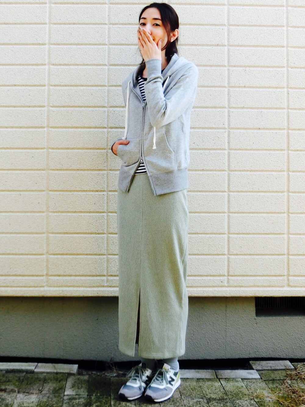 グリーン系のスカート、グレー系のジャケット/アウター、その他のTシャツ/カットソーを着用したレディースの秋コーディネートの1枚目の写真