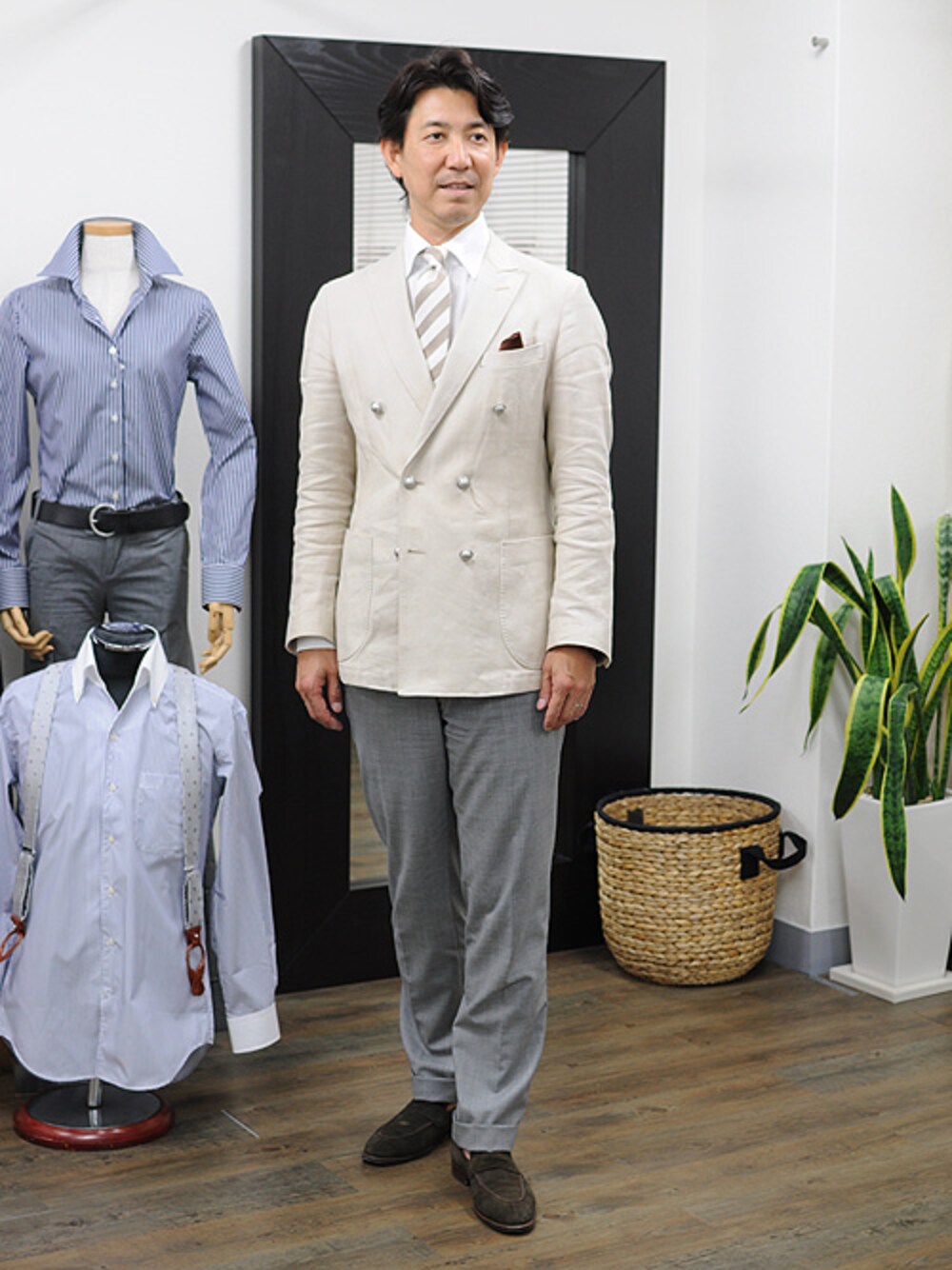 柳田敏正さんの「からみ織り　綿100％白無地ワイドカラーシャツ（ozie）」を使ったコーディネート
