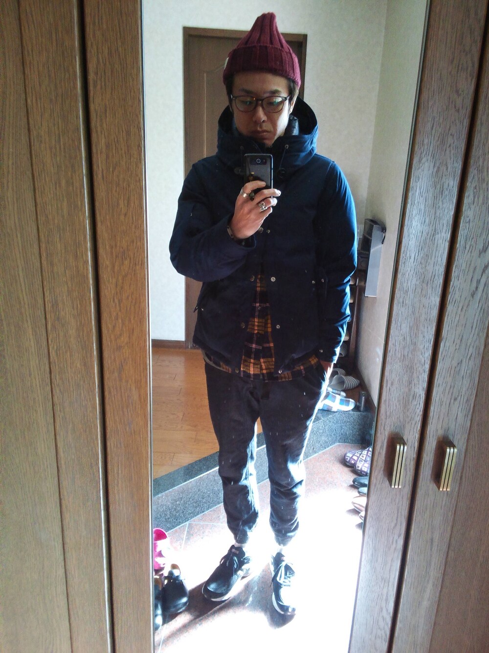 ブルー系のダウンジャケット/コート、イエロー系のシャツ/ブラウス、ブルー系のその他パンツを着用したメンズの秋コーディネートの1枚目の写真