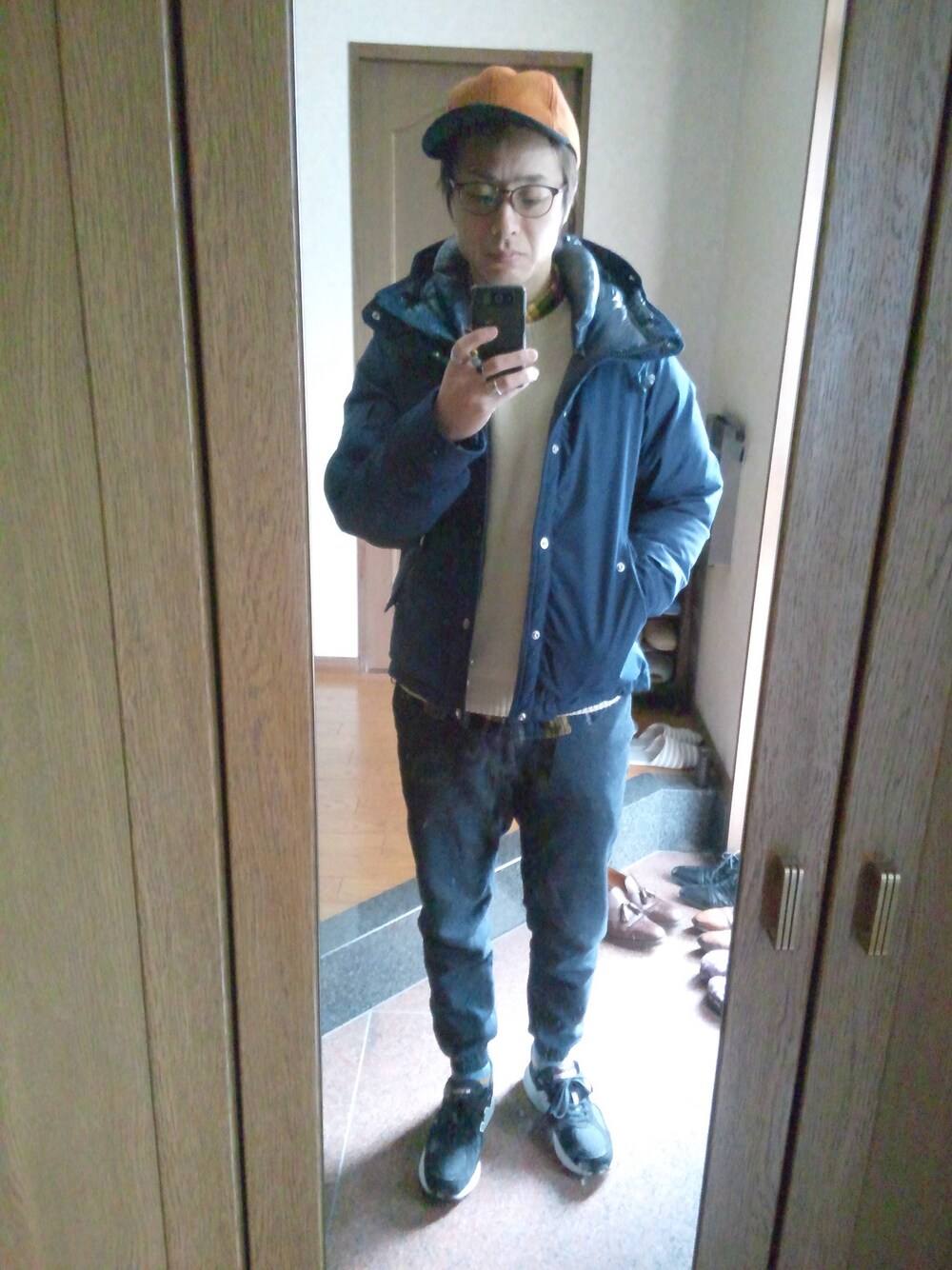 ブルー系のその他パンツ、ブルー系のダウンジャケット/コート、ブラック系のスニーカーを着用したメンズの冬コーディネートの1枚目の写真