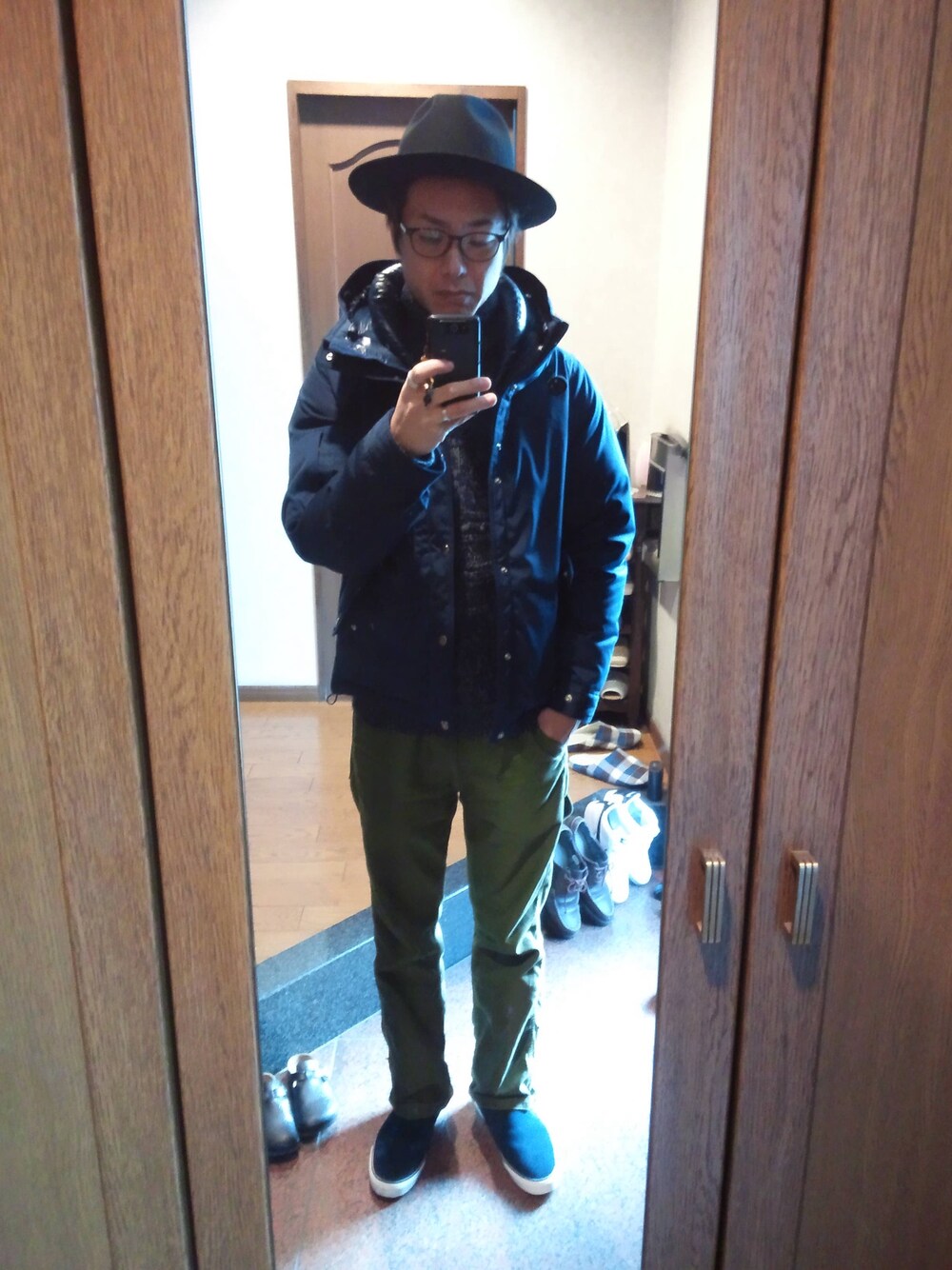 ブルー系のスニーカー、ブルー系のダウンジャケット/コート、ブルー系のその他を着用したメンズの冬コーディネートの1枚目の写真