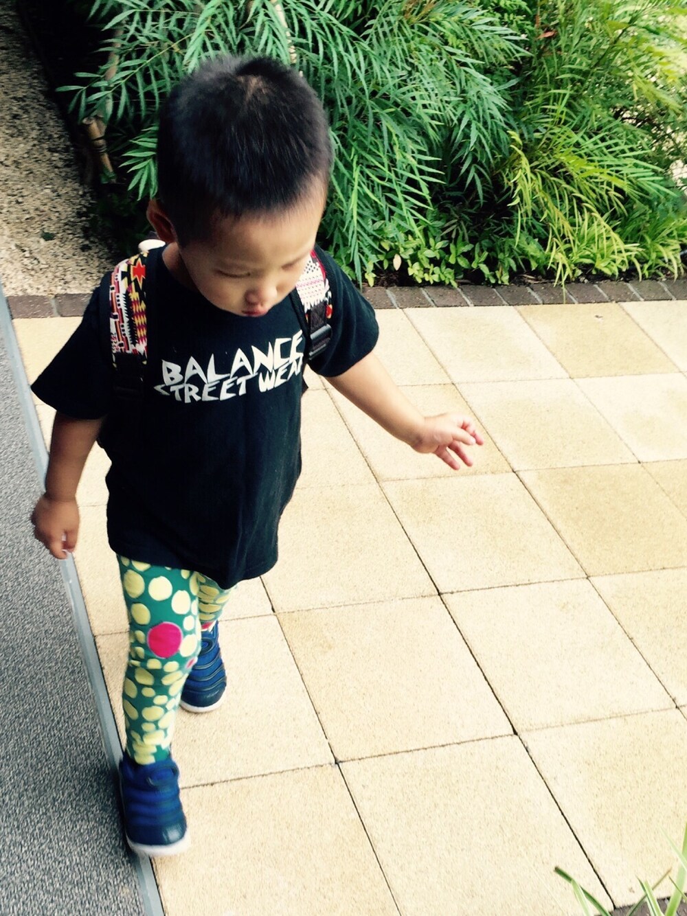ブラック系のTシャツ/カットソー、グリーン系のその他パンツ、その他のその他を着用したキッズの夏コーディネートの1枚目の写真