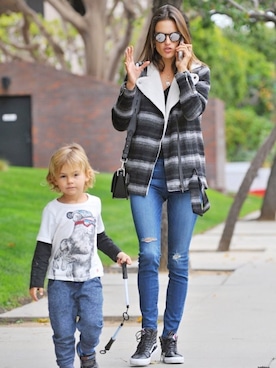 「Lovers + Friendsのアイテム（ダッフルコート、グレー系）」を使った、Celebrities OOTDさんの冬コーディネート