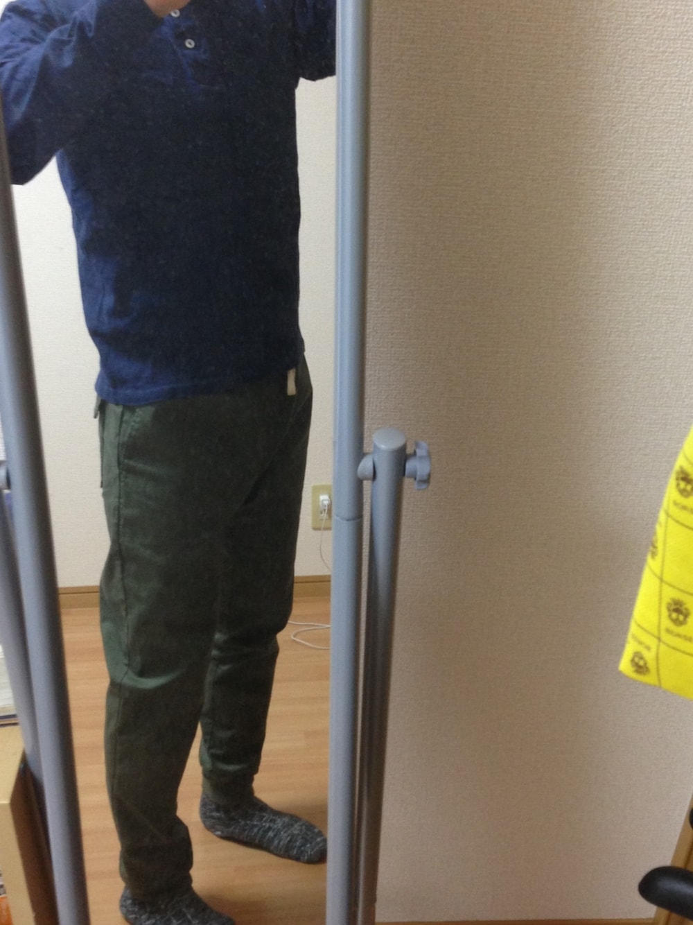 「リブパンツ、イージーパンツ、モスグリーン、ネイビー、ヘンリーネック、goodwear、チャンピオン、Champion」｜「Goodwear(Since1983)のアイテム（Tシャツ/カットソー、ブルー系）」を使った、takayoshi shiotaさん（メンズ・170cm）の秋コーディネートの1枚目の写真