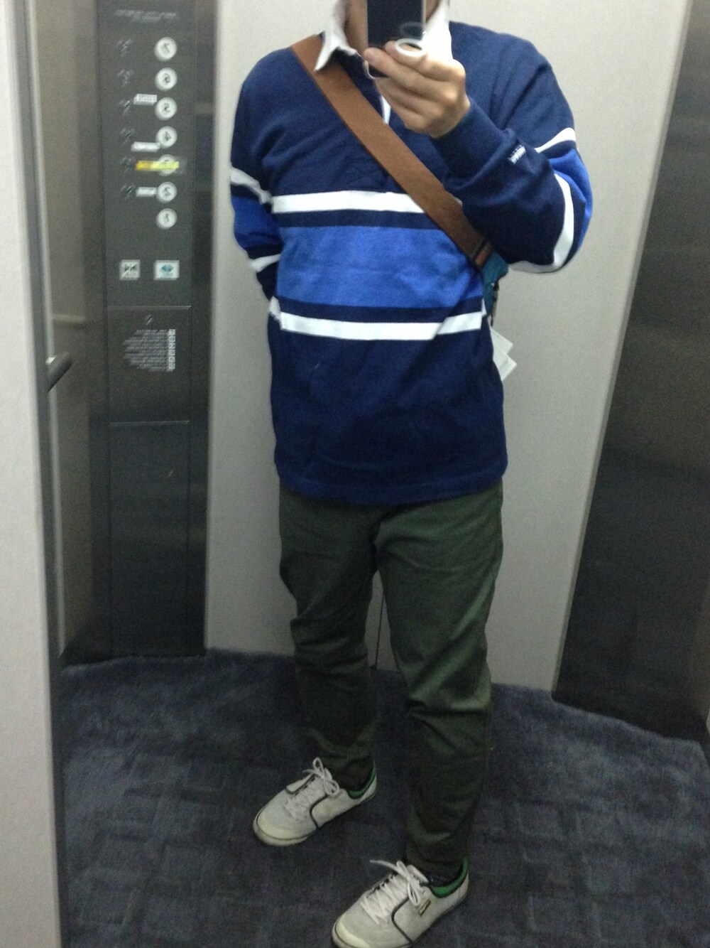 「ラガーシャツ、リブパンツ、ネイビー、モスグリーン、ローテクスニーカー、journal standard、le coq sportif、BARBARIAN」｜「Barbarianのアイテム（Tシャツ/カットソー、ブルー系）」を使った、takayoshi shiotaさん（メンズ・170cm）の秋コーディネートの1枚目の写真