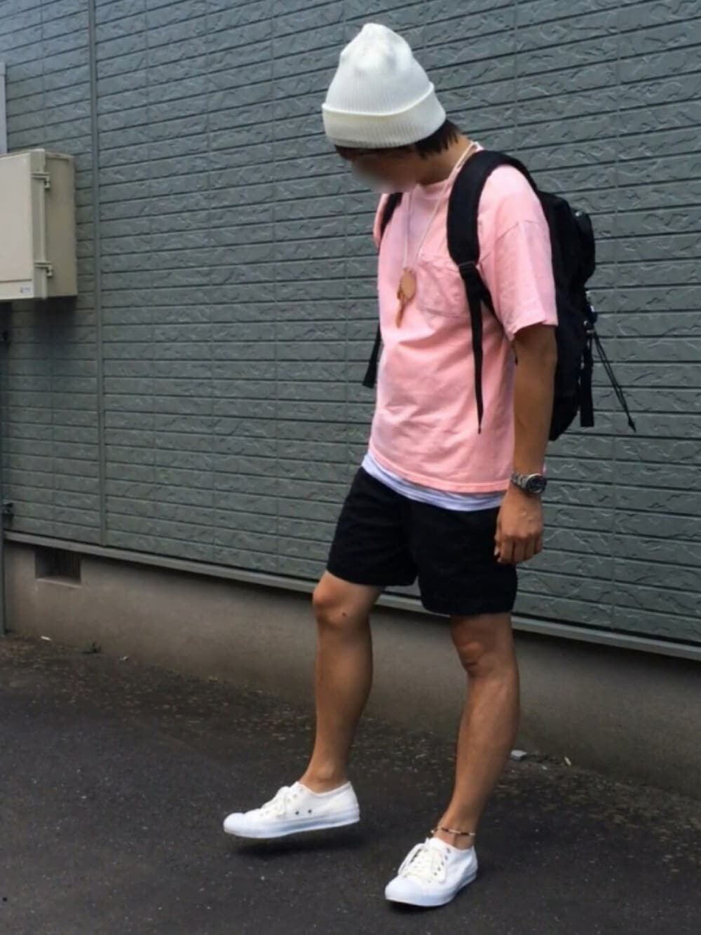 「ハーフパンツ、夏、ピンクTシャツ、ビッグシルエット、リュック、萌えピンク、ニット帽、ルースターキング」｜「SEVENDAYS=SUNDAYのプレーンリブニットワッチ（帽子、ホワイト系）」を使った、のぶさん（メンズ・167cm）の夏コーディネートの1枚目の写真