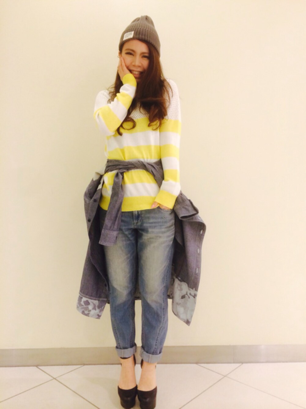 ブルー系のシャツワンピース、ブルー系のデニムパンツ、グレー系のタンクトップを着用したレディースの春コーディネートの1枚目の写真