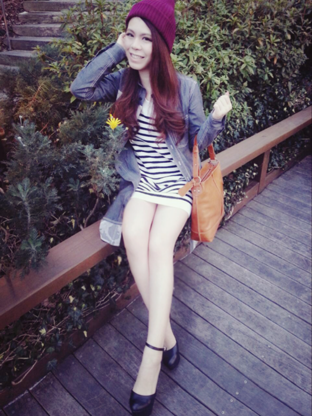 グレー系のシャツワンピース、イエロー系のトートバッグ、イエロー系のタンクトップを着用したレディースの春コーディネートの1枚目の写真