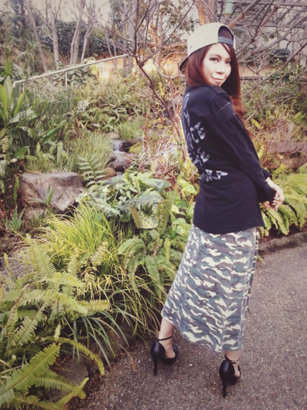 イエロー系のTシャツ/カットソー、ホワイト系のキャップを着用したレディースの春コーディネートの1枚目の写真