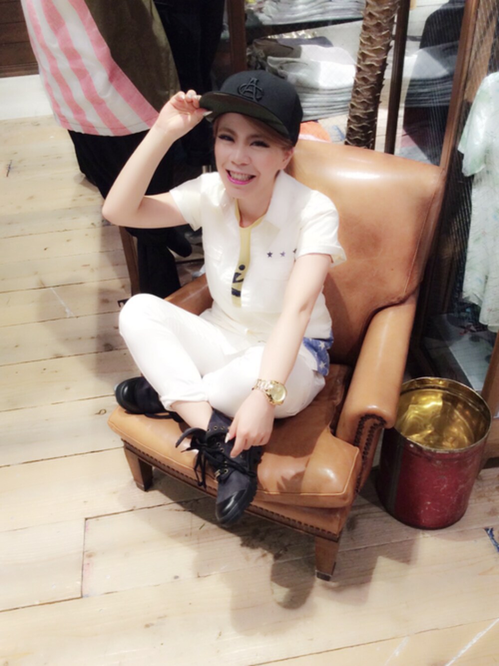 ホワイト系のカーゴパンツ、ホワイト系のタンクトップ、ブルー系のベルトを着用したレディースの春コーディネートの1枚目の写真