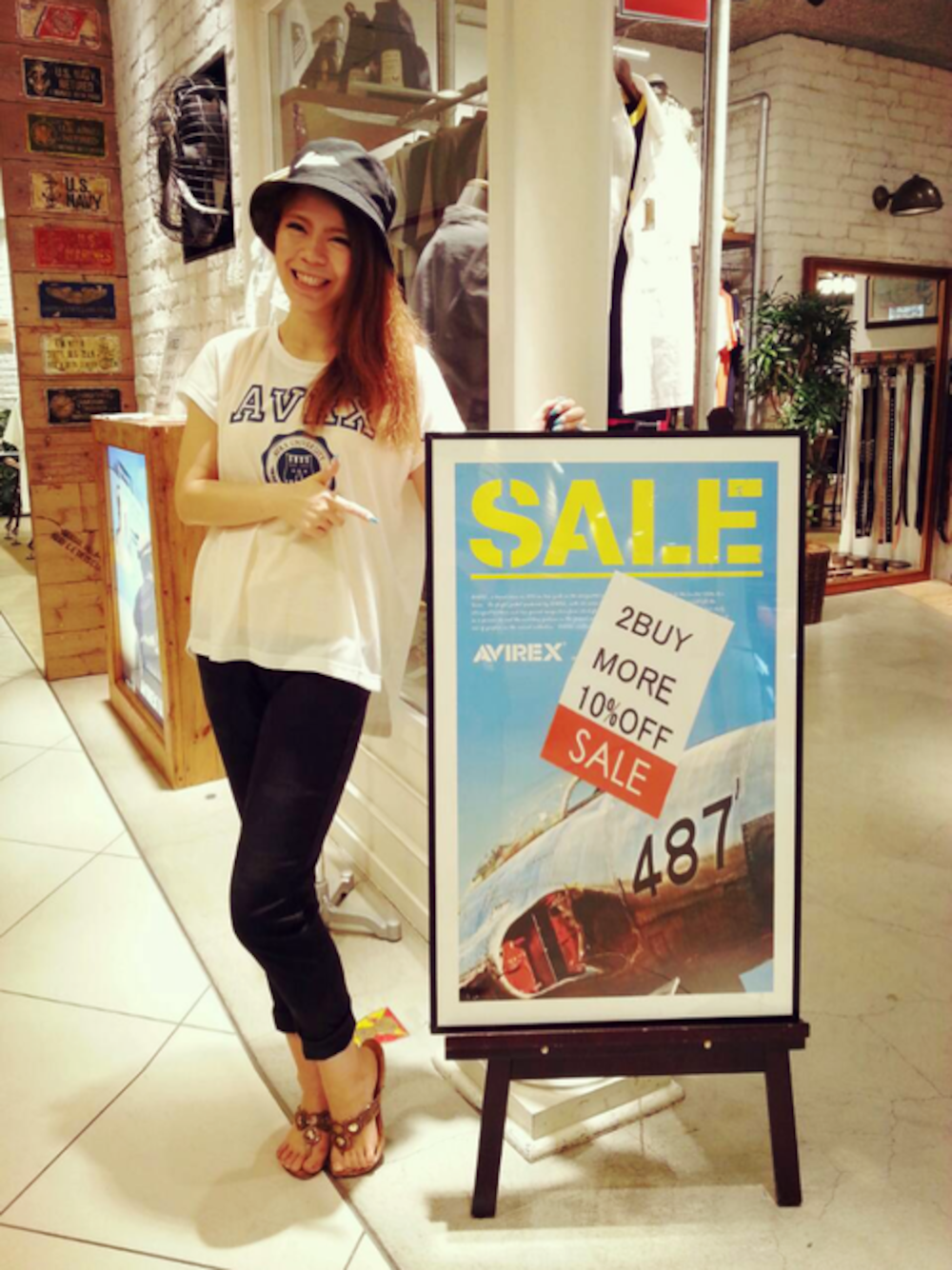 ホワイト系のTシャツ/カットソーを着用したレディースの夏コーディネートの1枚目の写真