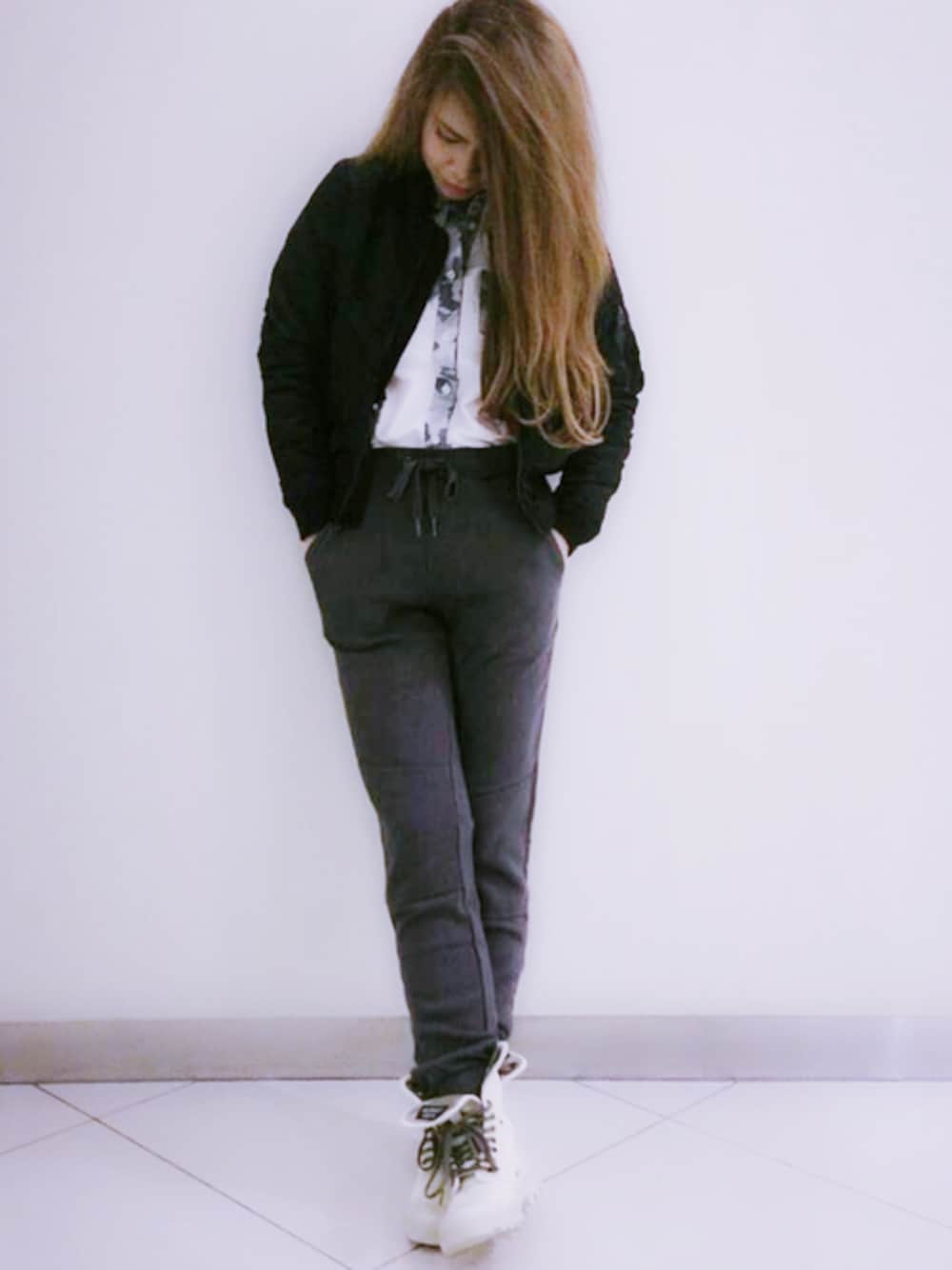 ホワイト系のシャツ/ブラウス、グレー系のその他パンツ、ホワイト系のスニーカーを着用したレディースの夏コーディネートの1枚目の写真