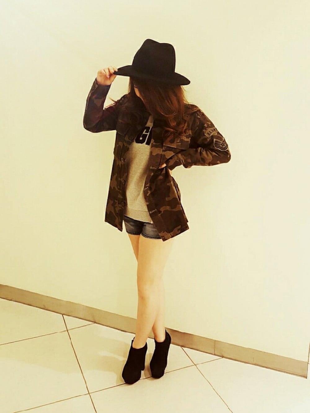 「カジュアル、AVIREX、AVIREXBelle、カジュアルコーデ、スウェット、moussy、ミリタリーシャツ、迷彩、ハット、ヒール」｜「AVIREXのアイテム（その他、レッド系）」を使った、MURATA AYAKOさん（レディース・158cm）の秋コーディネートの1枚目の写真