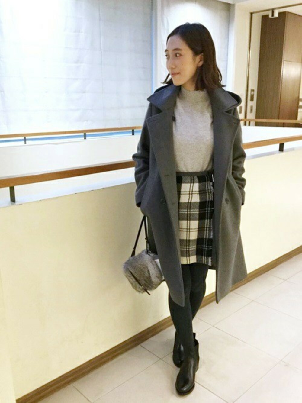 「グレー、サイドゴアブーツ、チェックスカート、ポシェット、SHIPS for women」｜「SHIPS for womenの【otonaMUSE 12月号掲載】 MUUN:ポシェット（ショルダーバッグ、グレー系）」を使った、大内さん（レディース・161cm）の冬コーディネートの1枚目の写真