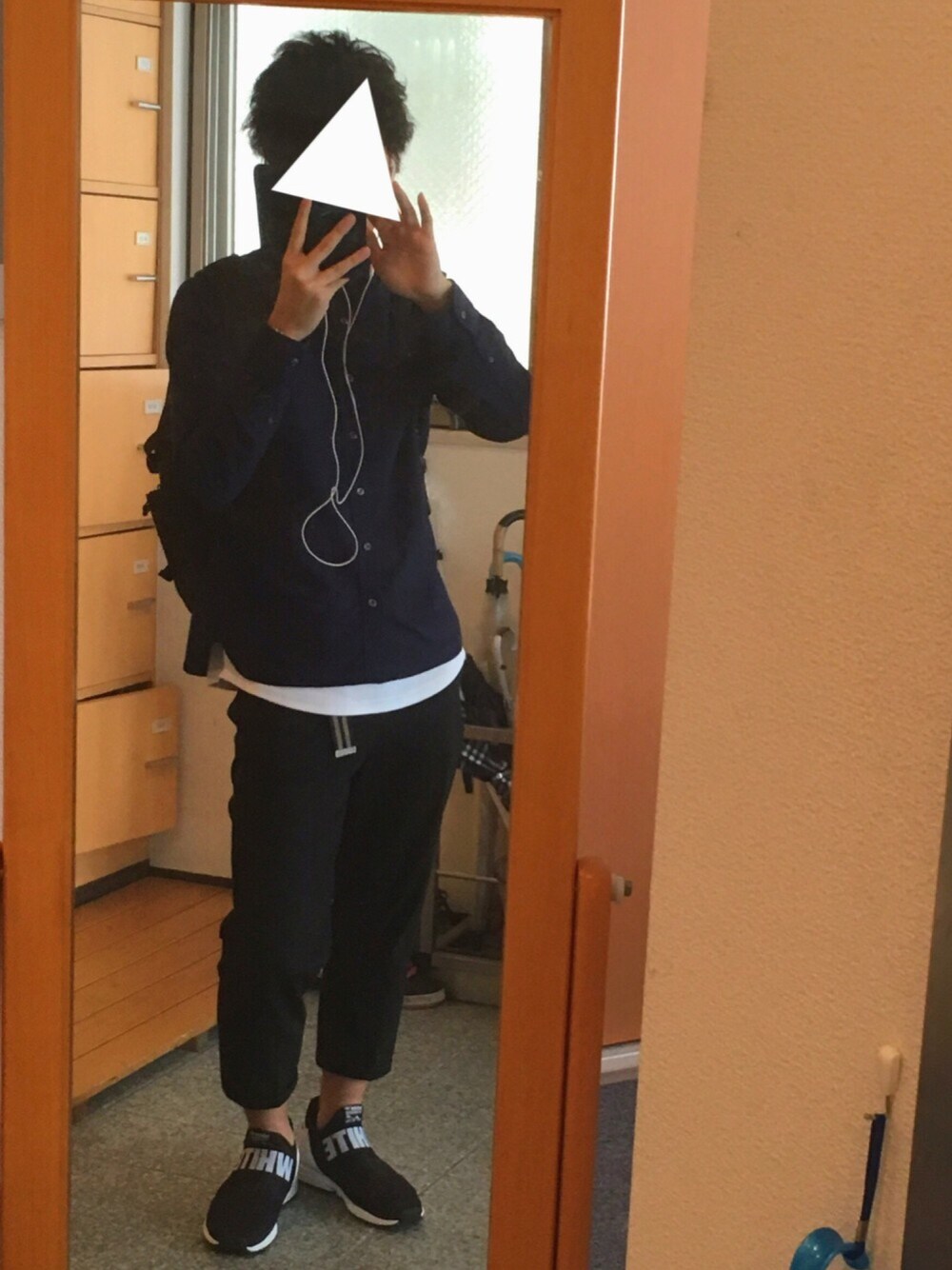 「シンプル、はるコーデ、ブルー、スラックス、スラックス×スニーカー、アディダス、White Mountaineering、コラボ」｜「GLOBAL WORKのブロードバンドカラー長袖/710837（シャツ/ブラウス、ブルー系）」を使った、takimaruさん（メンズ・172cm）の春コーディネートの1枚目の写真
