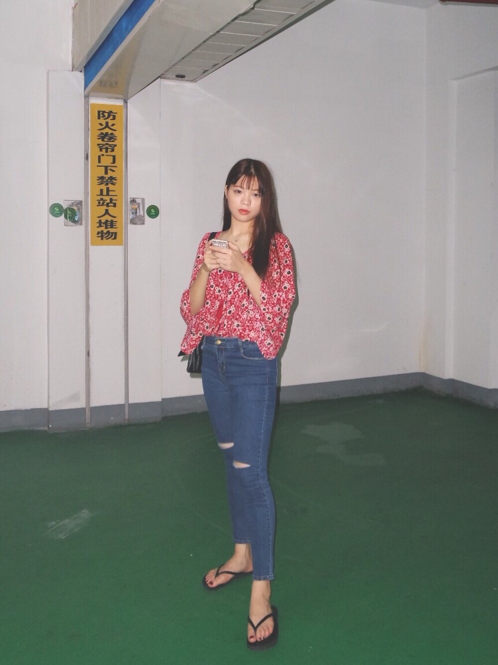 「ZARA、ootd、summer、outfit、NIKE、INGNI、AVIREX、Dr.Martens、Tシャツ、H&M」｜「TOPSHOPのTopshop Moto 'Joni' Ripped High Rise Skinny Jeans (Regular & Short)（デニムパンツ、ブルー系）」を使った、三文鱼吃不吃さん（レディース・172cm）の冬コーディネートの1枚目の写真
