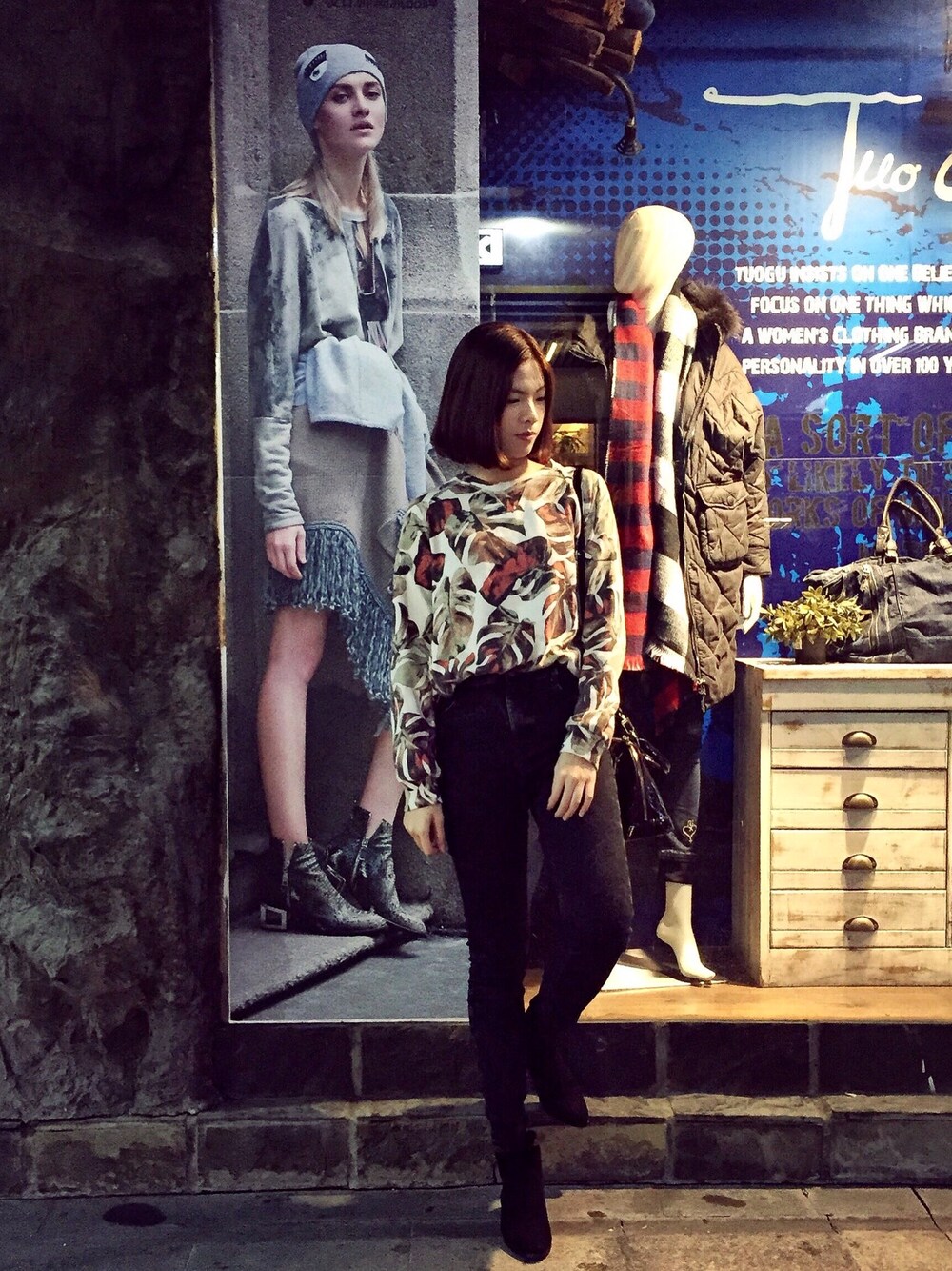 「adidas、ootd、Tシャツ、Taiwan、kids、supreme、ZARA、VANS、vintage、NIKE」｜「ZARAのアイテム（カーディガン/ボレロ、ブラウン系）」を使った、三文鱼吃不吃さん（レディース・172cm）の冬コーディネートの1枚目の写真