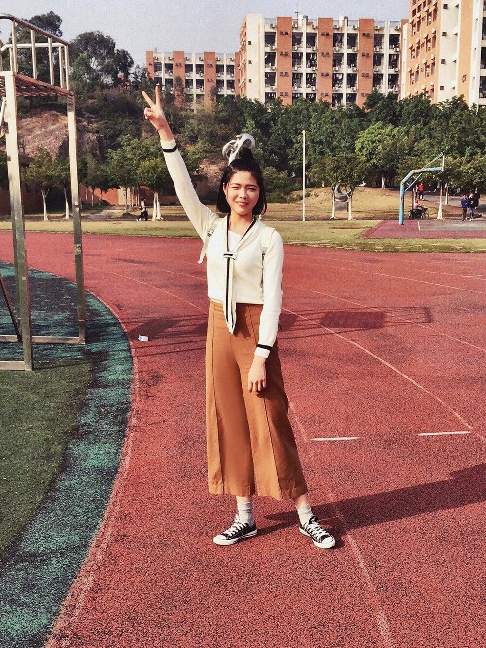 「シンプルコーデ、GU、モノトーン、キャップ、グレー、スキニーデニム、UNIQLO、adidas、NIKE、秋のコーデ」｜「MOUSSYのアイテム（カーディガン/ボレロ、ベージュ系）」を使った、三文鱼吃不吃さん（レディース・170cm）の春コーディネートの1枚目の写真