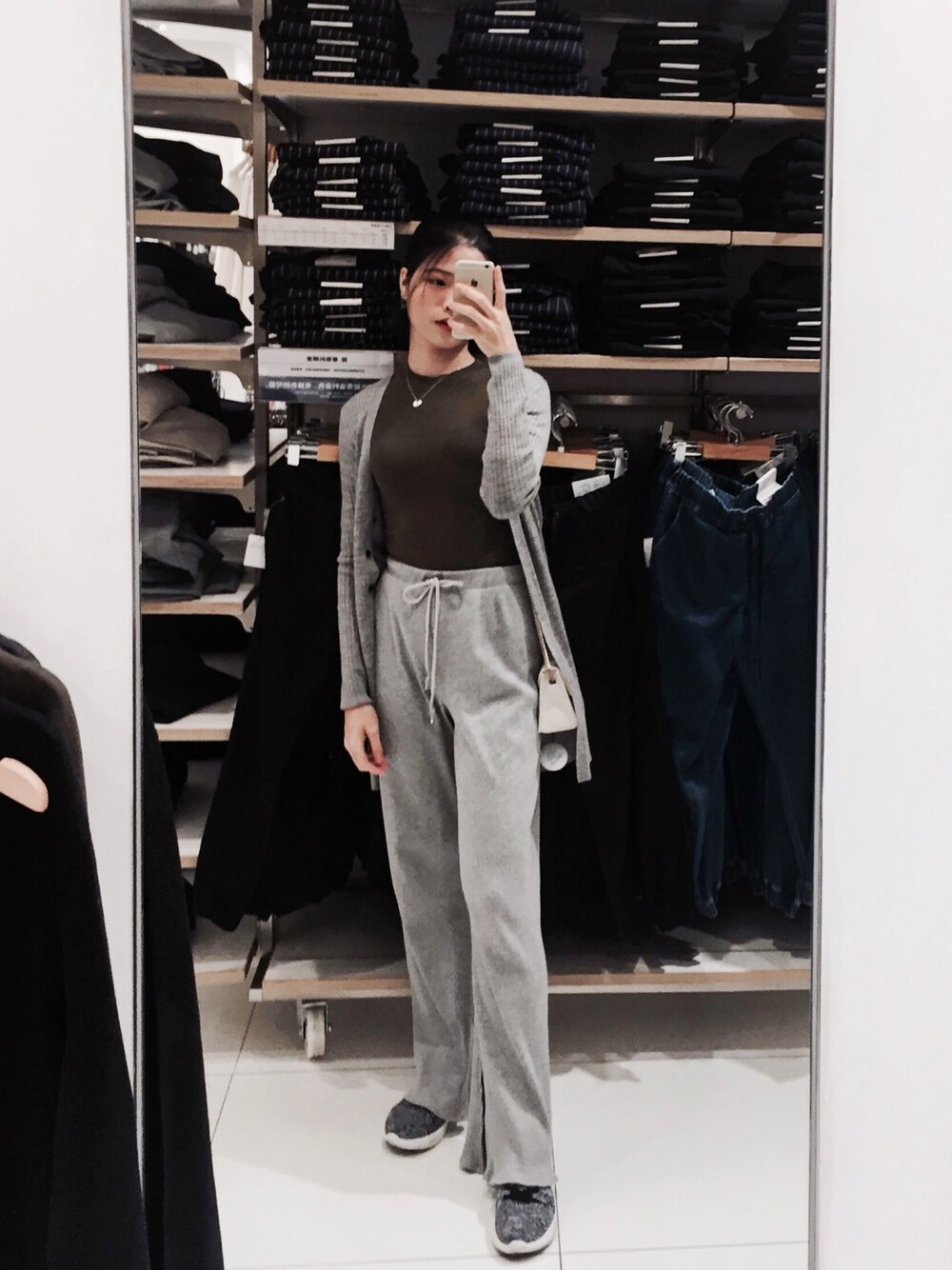 「ootd、summer、adidas、NIKE、converse、UNIQLO、fashion、秋のコーデ、冬、ZARA」｜「UNIQLOのアイテム（チェスターコート、グレー系）」を使った、三文鱼吃不吃さん（レディース・170cm）の秋コーディネートの1枚目の写真