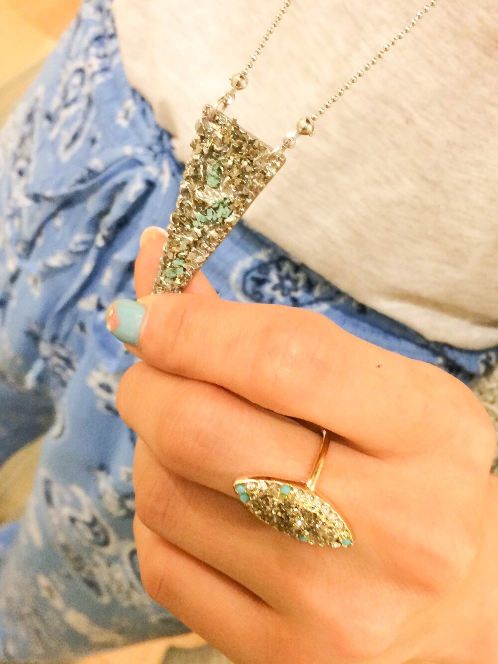 シルバー系のネックレス、シルバー系のリングを着用したレディースの春コーディネートの1枚目の写真