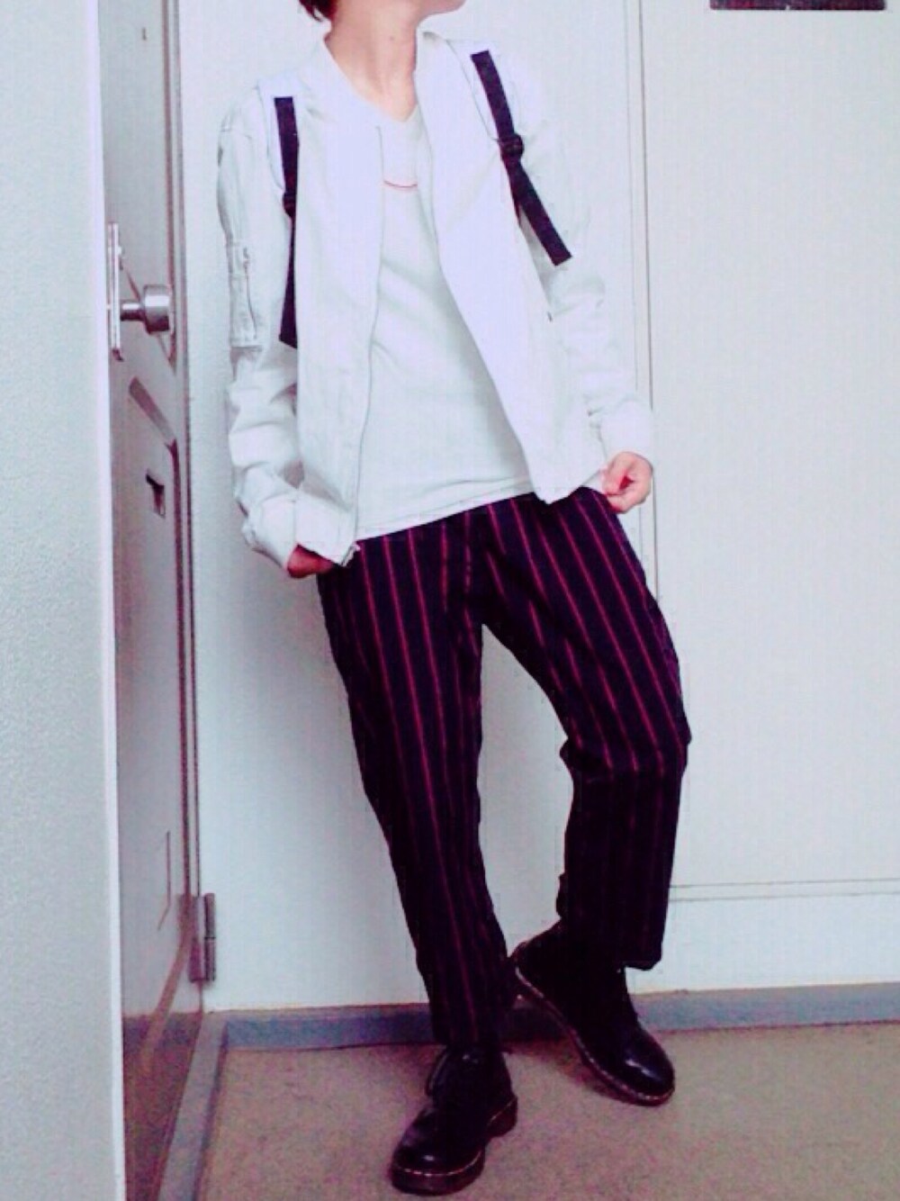 「雨の日コーデ、Dr.Martens、ストライプパンツ、ストライプ、MA-1、WEGO、古着」｜「atmos/atmos girlsのDr.Martens （ブーツ、ブラック系）」を使った、永瀬さん（メンズ・160cm）の夏コーディネートの1枚目の写真