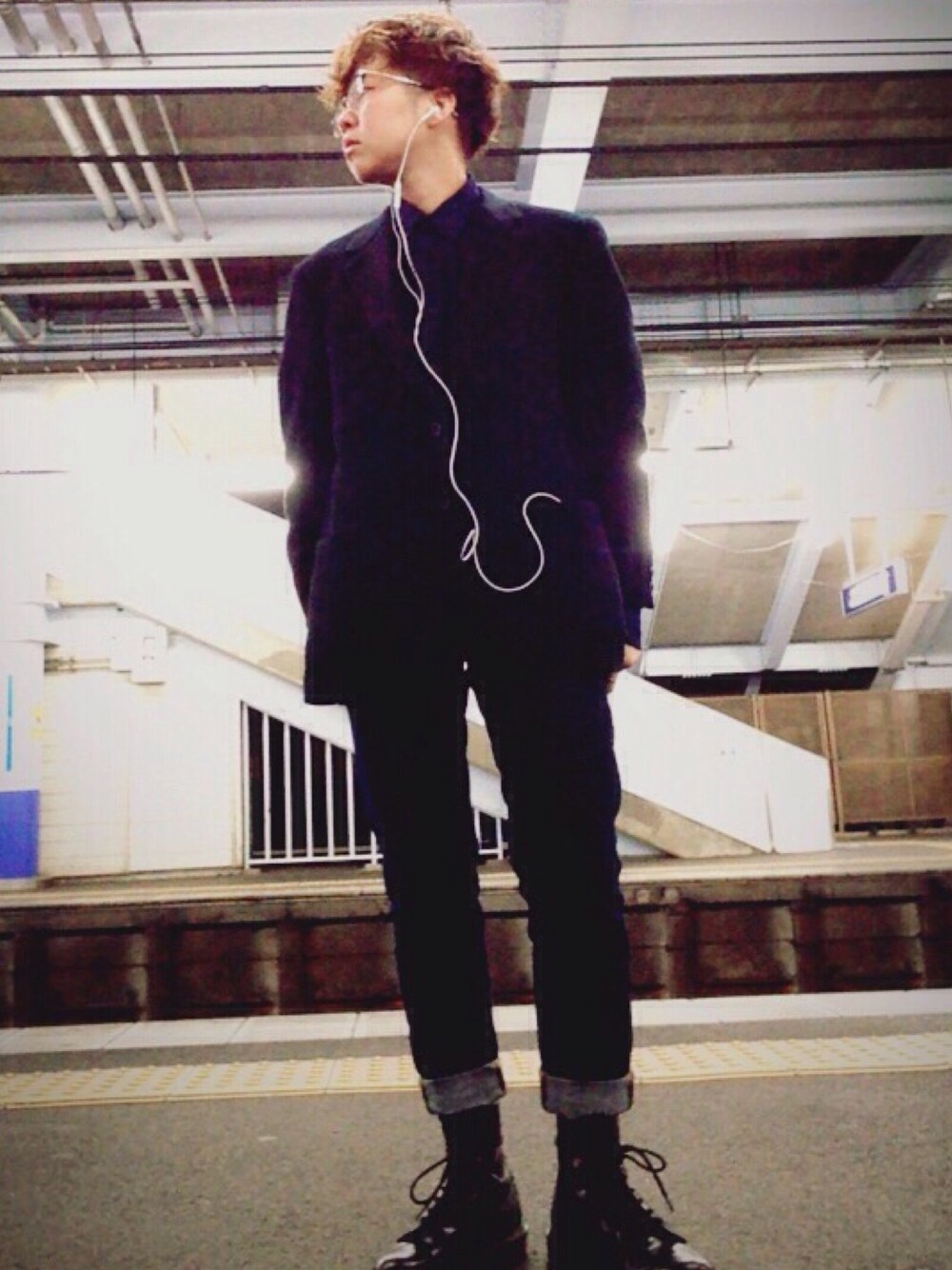 「ツイードジャケット、秋のコーデ、雨の日コーデ、古着、UNIQLO、シャツスタイル、デニム、Dr.Martens、きれいめカジュアル、めがね」｜「atmos/atmos girlsのDr.Martens （ブーツ、ブラック系）」を使った、永瀬さん（メンズ・160cm）の秋コーディネートの1枚目の写真