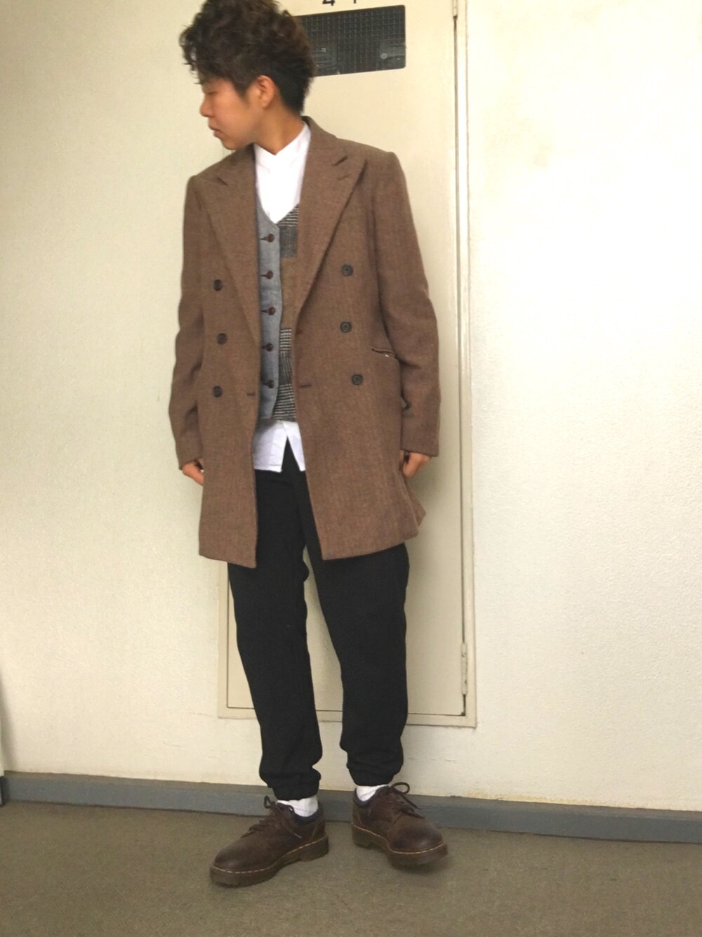 「ベスト、ジョガーパンツ、Dr.Martens、古着、ユニクロ、秋のコーデ、古着MIX」｜「RALPH LAURENのアイテム（ジャケット/アウター、ブラウン系）」を使った、永瀬さん（メンズ・160cm）の秋コーディネートの1枚目の写真