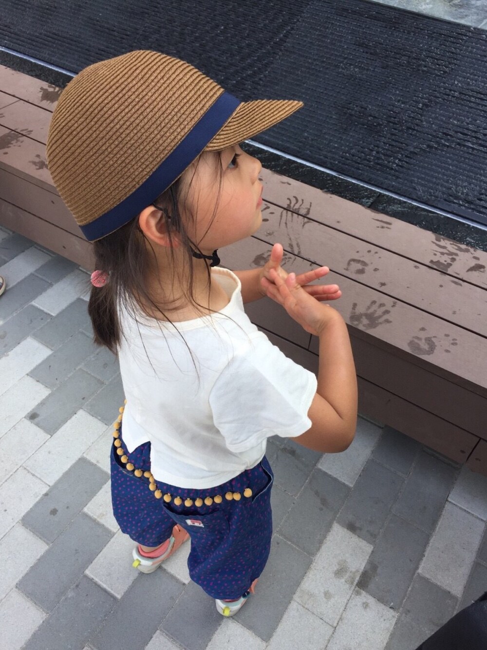 「GLOBAL WORKのアイテム（Tシャツ/カットソー、ホワイト系）」を使った、yukitamaさん（キッズ・110cm）の春コーディネートの1枚目の写真