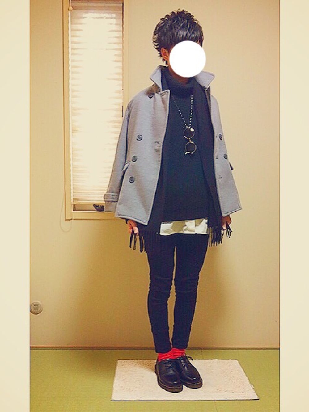 グレー系のピーコート、ブラック系のニット/セーター、ブラック系のその他パンツを着用したメンズの冬コーディネートの1枚目の写真