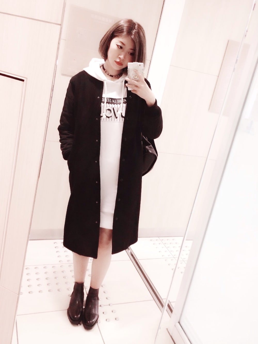 「HIPHOP、snidel、black and white、black、white、sporty、causal、travel」｜「SNIDELのロング丈ブルゾン（スタジャン、ブラック系）」を使った、yuuさん（レディース・168cm）の秋コーディネートの1枚目の写真
