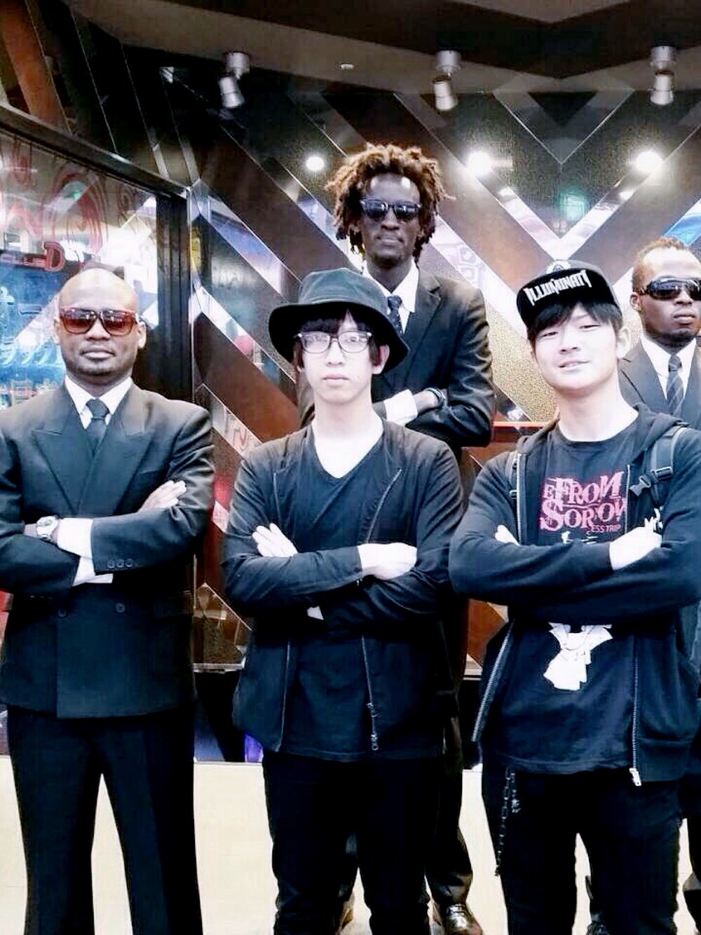 「シンプルコーデ、黒人、古着MIX、休日スタイル、ハット、やさしい気持ち」｜「TOMORROWLAND のTOMORROWLAND コットンポリウレタン Vネックカットソー（Tシャツ/カットソー、ブラック系）」を使った、KIYONOさん（メンズ・173cm）の春コーディネートの1枚目の写真