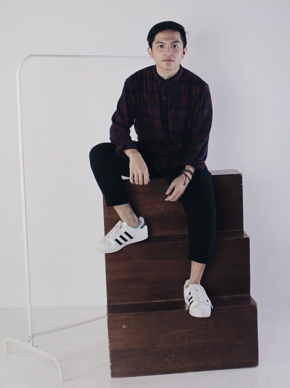 「PULL&BEARのアイテム（シャツ/ブラウス、レッド系）」を使った、Anthony Nathanielさん（メンズ・150cm）の冬コーディネートの1枚目の写真
