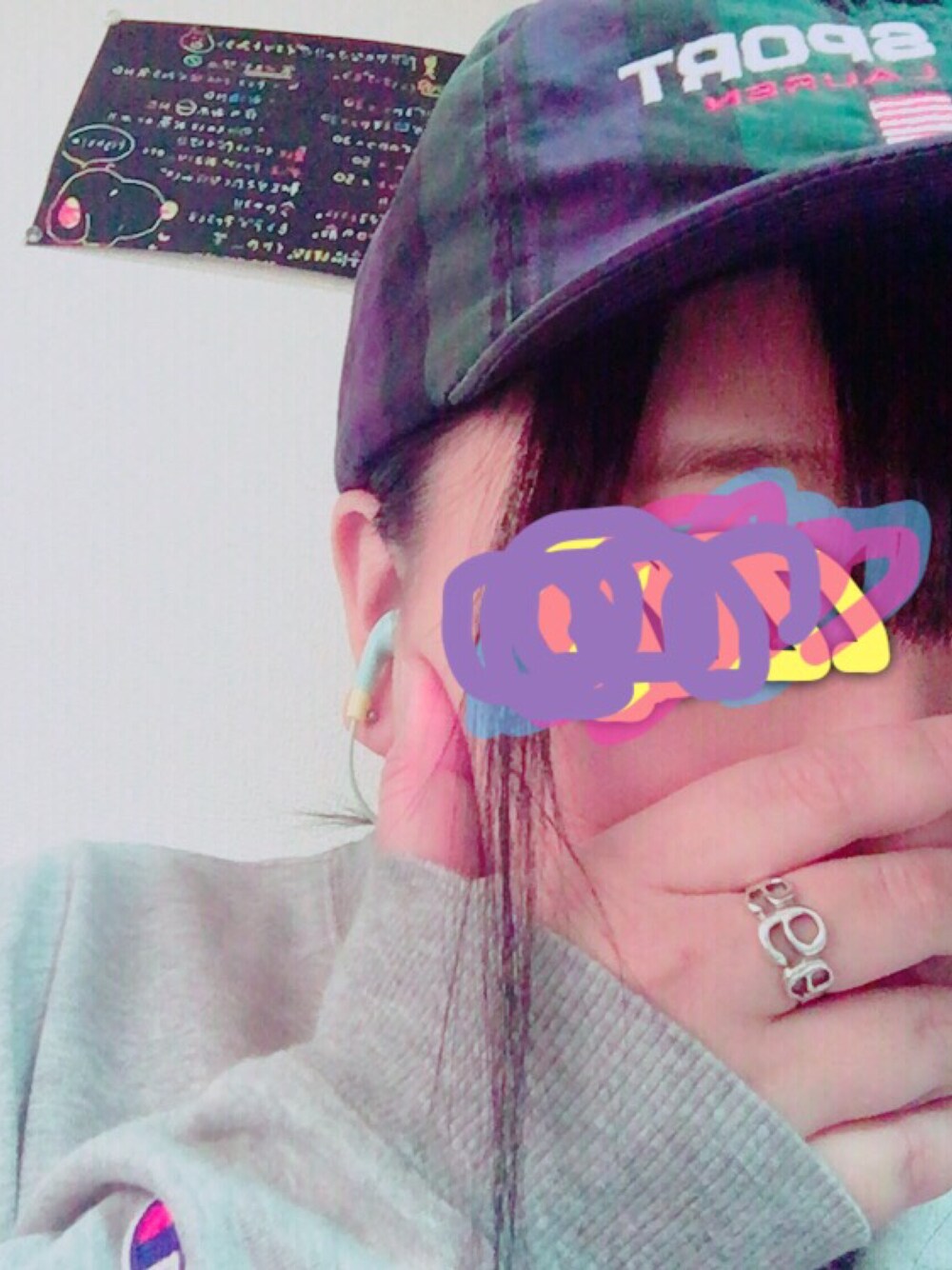 グレー系のスウェット、ブルー系のサロペット/オーバーオール、ブラウン系のブーツを着用したレディースの春コーディネートの1枚目の写真