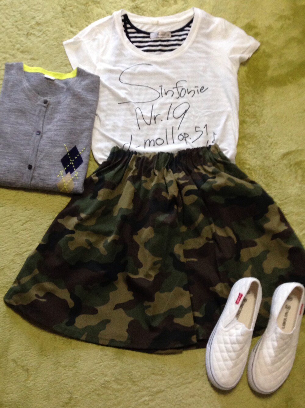 ホワイト系のスニーカー、その他のスカート、ブルー系のバックパック/リュックを着用したレディースの夏コーディネートの1枚目の写真