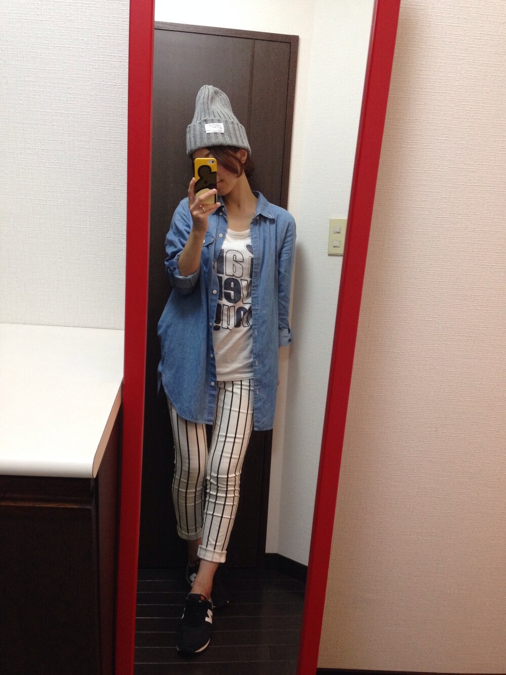 ブラック系のスニーカー、グレー系のニットキャップ/ビーニーを着用したレディースの秋コーディネートの1枚目の写真