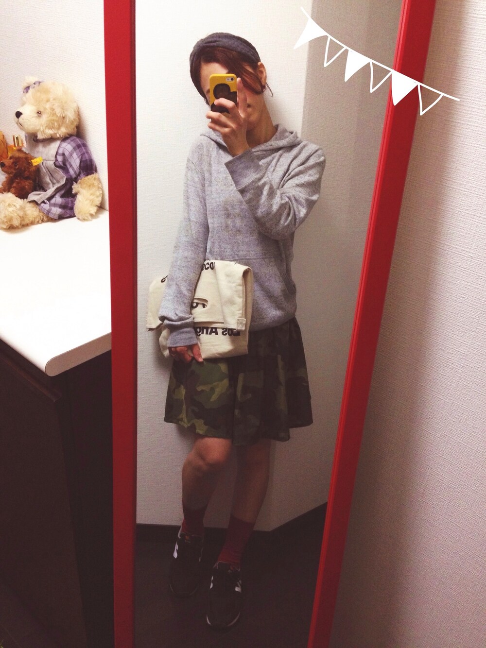 ブラック系のスニーカー、ホワイト系のトートバッグ、グリーン系のスカートを着用したレディースの秋コーディネートの1枚目の写真