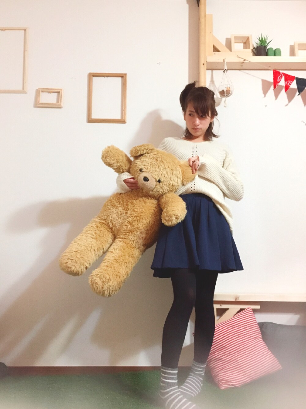 「秋のコーデ、ニット、ゆるニット、おかん、シロニット、ちょんまげ、キュロット、ガーリー、おうちスタイル、ミニ丈」｜「トイザらスのアイテム（おもちゃ、ベージュ系）」を使った、タカノンさん（レディース・170cm）の秋コーディネートの1枚目の写真