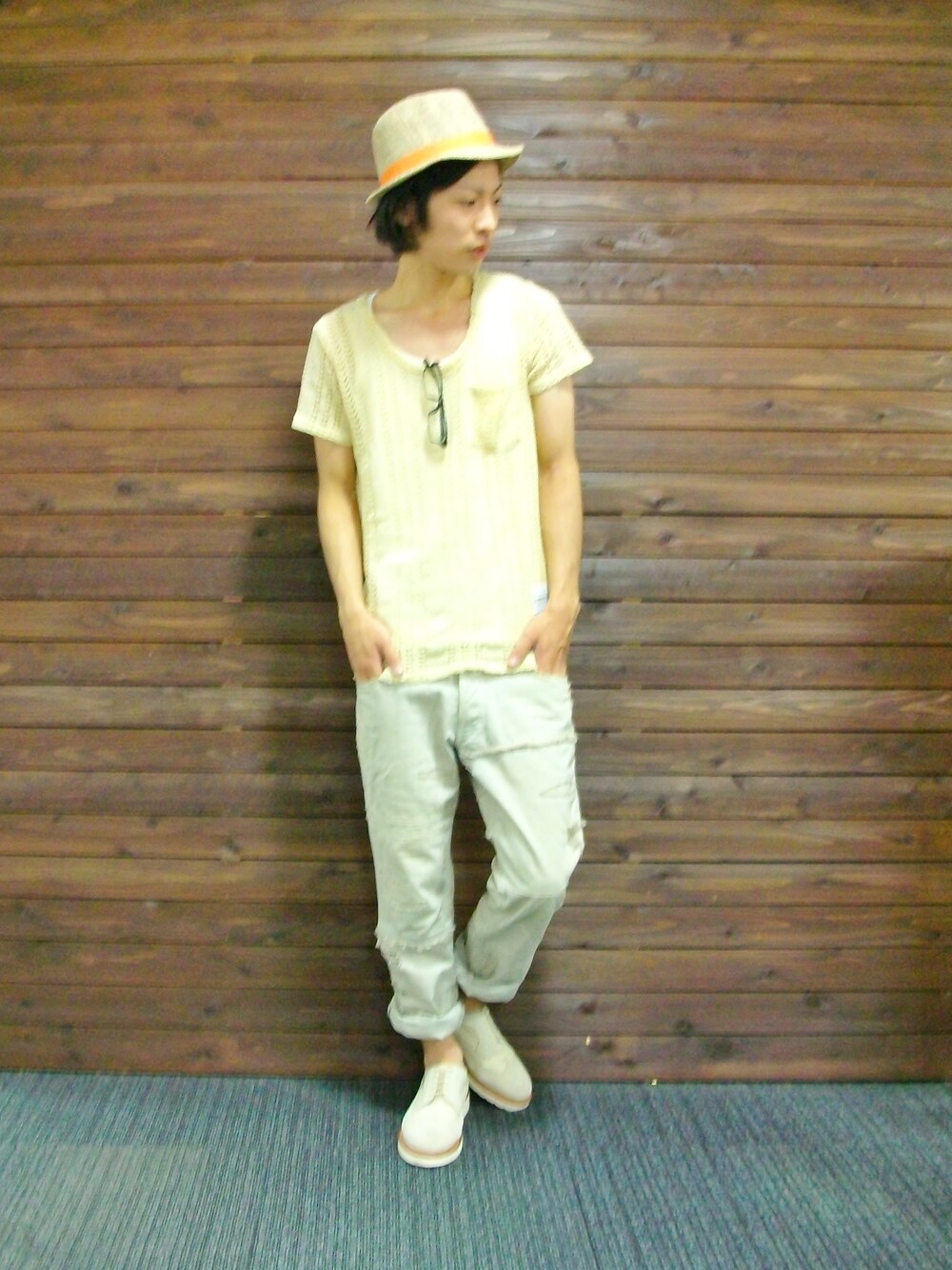 ブルー系のTシャツ/カットソーを着用したメンズの夏コーディネートの1枚目の写真